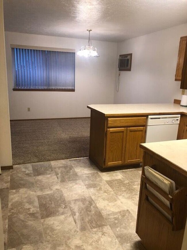 Building Photo - 1404