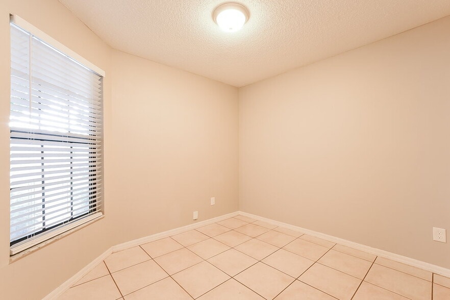 Building Photo - 1003 Vernon Loop