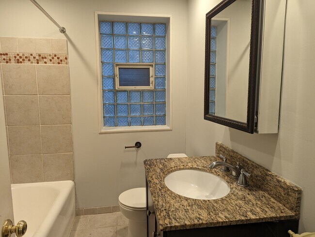 Building Photo - 5650 N Spaulding Ave