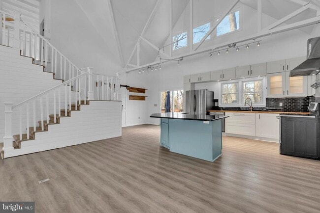 Building Photo - 1080 Crestview Dr