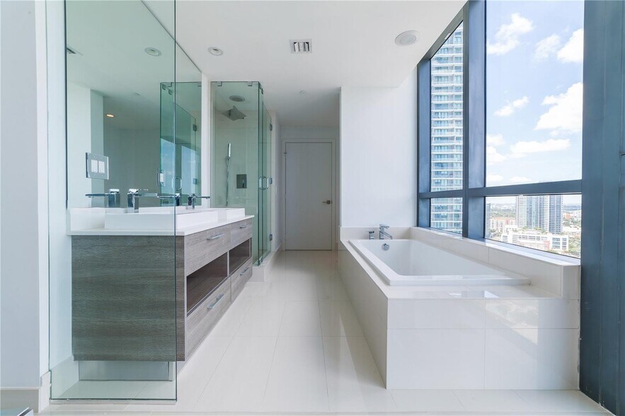 Building Photo - 650 NE 32nd St