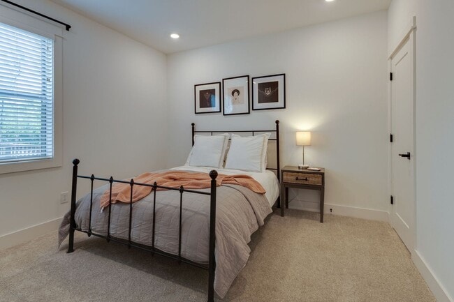 Building Photo - Great modern HPR with garage and view of the river!