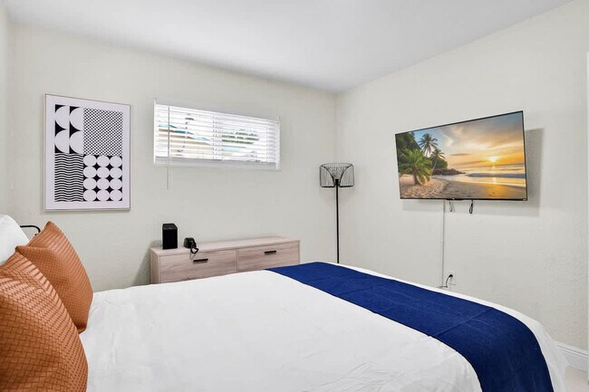 Building Photo - 6452 Custer St