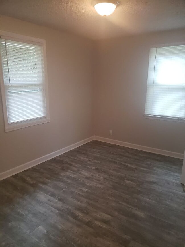 Building Photo - NEWLY RENOVATED DUPLEX UNIT