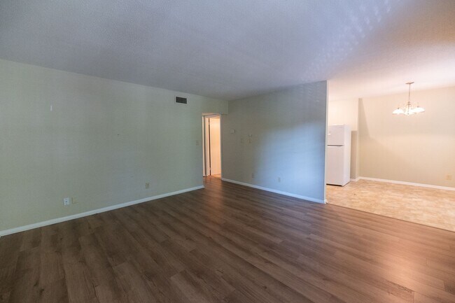 Building Photo - 3812 Country Club Rd