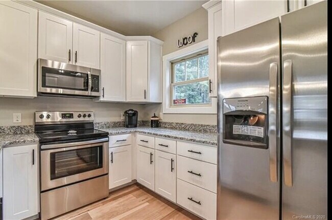 Building Photo - 2 Bed/2.5 Bath Home for Rent in Weaverville, NC