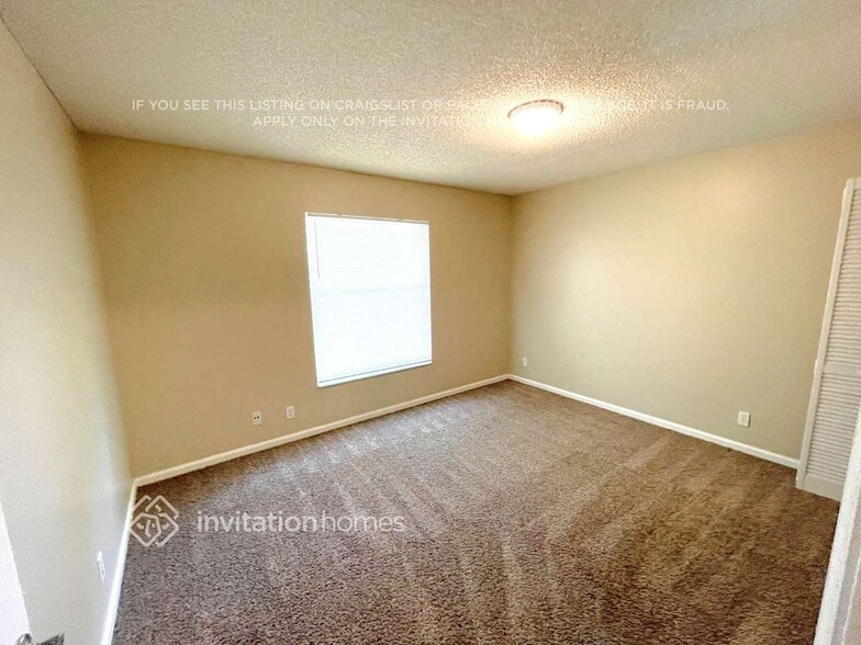 Building Photo - 5831 NW 40th Ln