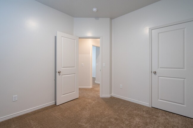 Building Photo - Beautiful Little Valley - 4 Bed 2 Bath home
