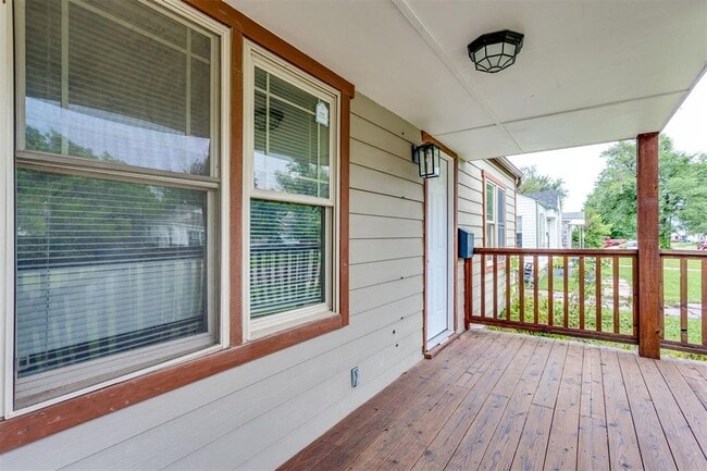 Building Photo - 516 E Rickenbacker Dr