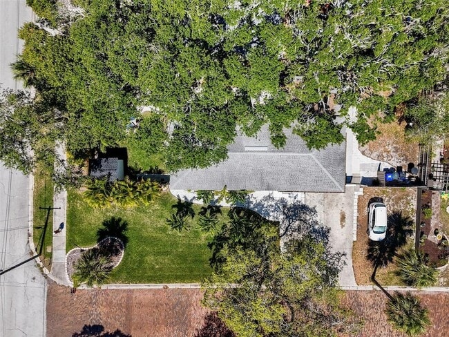 Building Photo - 1600 Pasadena Dr