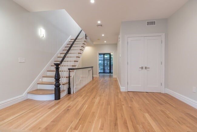 Building Photo - 131 W Newton St