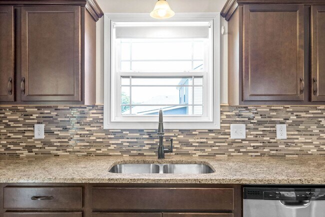 Building Photo - Pet Friendly Three Bedroom!