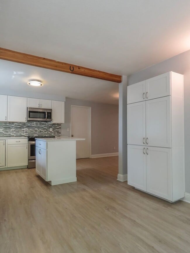 Building Photo - Gorgeous Ranch Style 3 Bedroom Home In Lak...