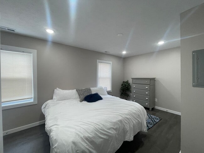 Building Photo - 1335 W 69th St