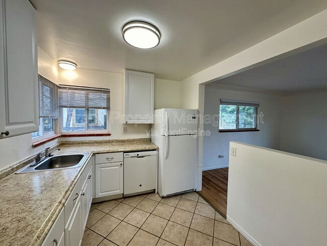 Building Photo - 1330 Otis St