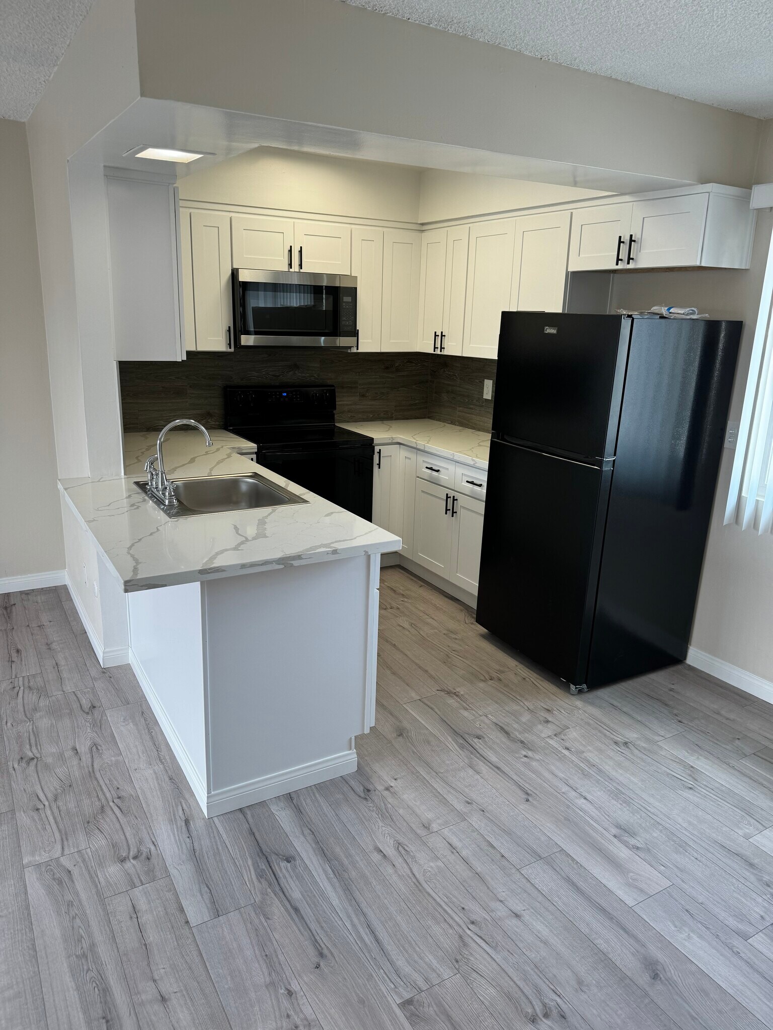 New kitchen - 10729 New Haven St