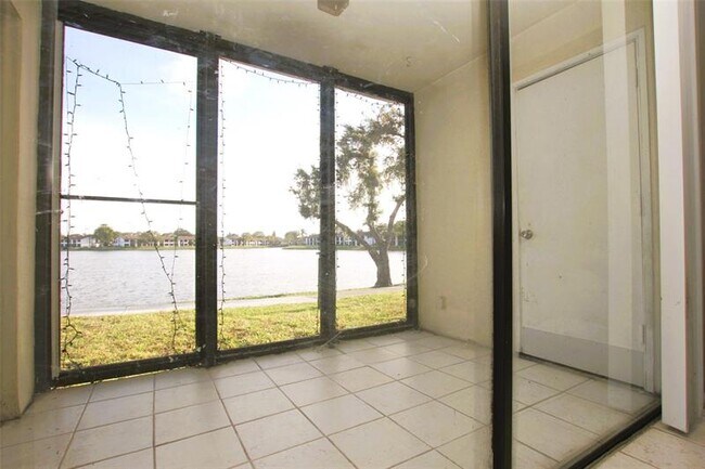 Building Photo - 217 Lake Pointe Dr