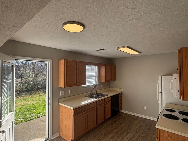 Building Photo - Coming Soon! 2 Bed/1.5 Bath townhouse in Gray $1350 near shopping, restaurants, 1-26 and TRI-Citi...