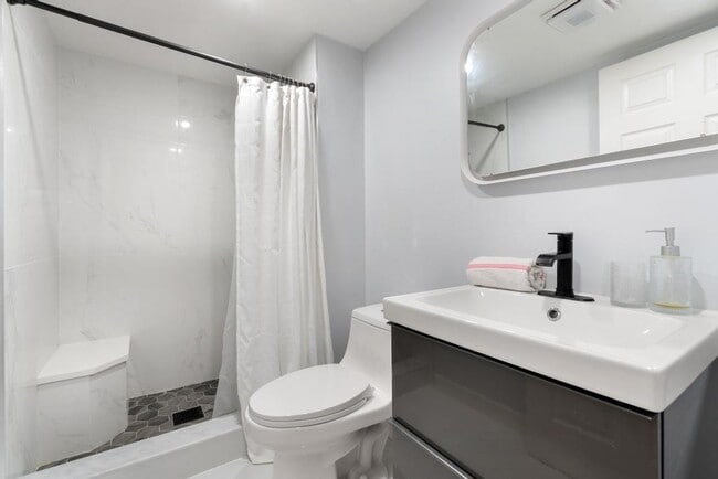 Building Photo - 124 Lake Constance Dr