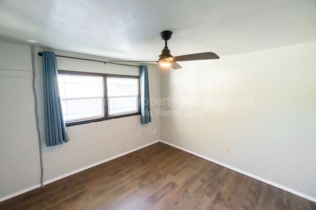 Building Photo - 4206 N Oak St