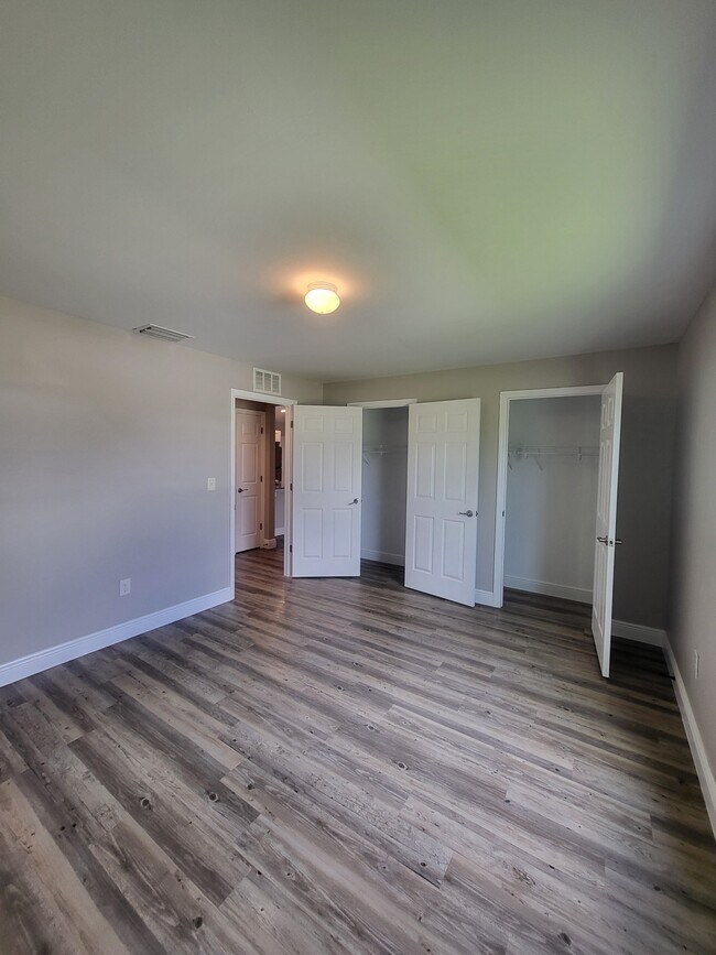 Building Photo - 5012 Dolphin Ct