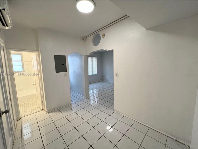 Building Photo - 901 Collins Ave