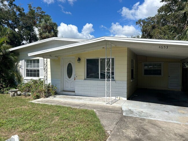 Building Photo - Cute Home in Saint Pete with a  Large Fenc...