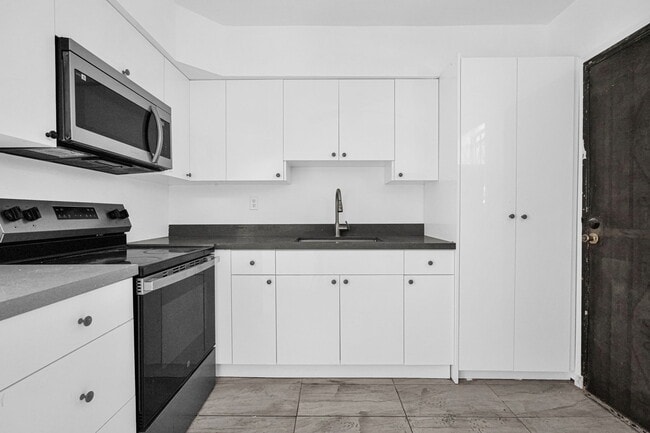 Building Photo - 14600 NE 14th Ave