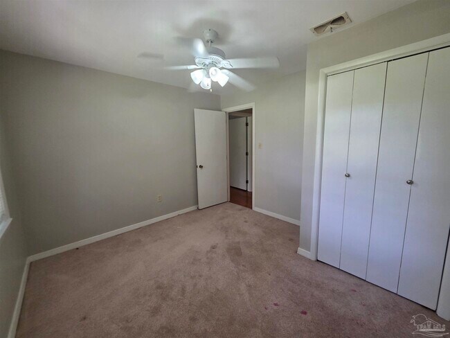 Building Photo - 402 Park Ln E