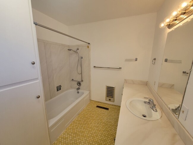 Building Photo - Spacious 3/2 Home Located in the Stanmar c...