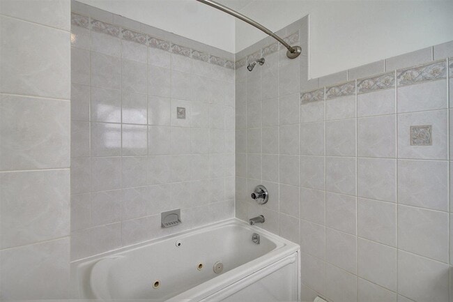 Building Photo - 600 Grand St