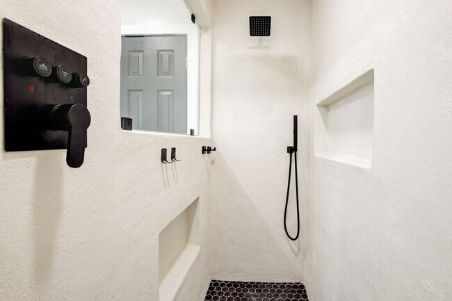 Building Photo - 412 Saddle Ct