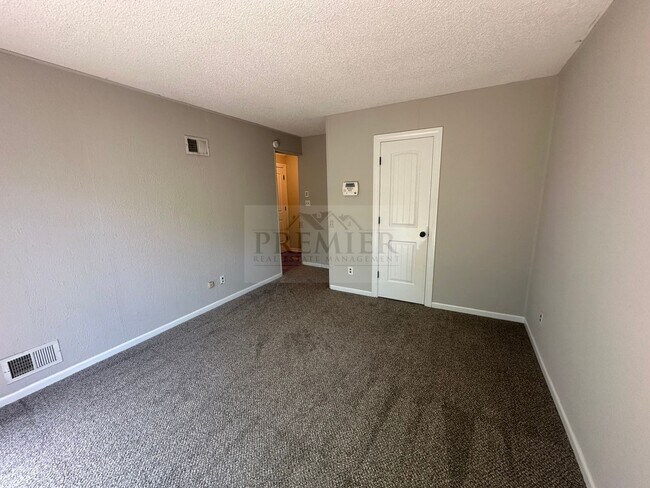Building Photo - 3 bed / 1 bath duplex for rent - $1425- re...