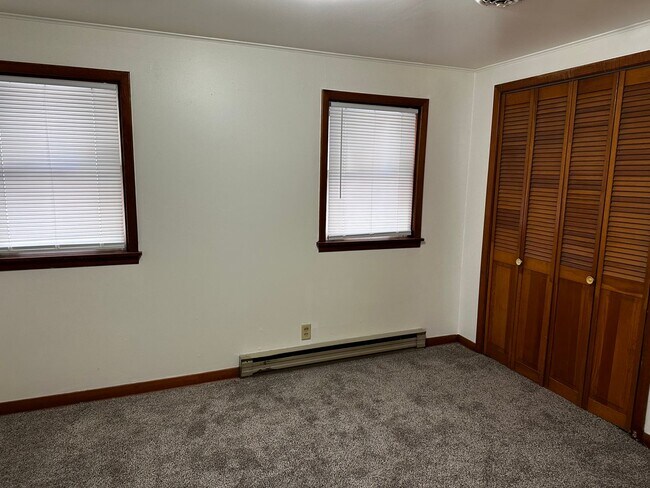 Building Photo - Pet Friendly 2 Bedroom in Delavan with Lar...