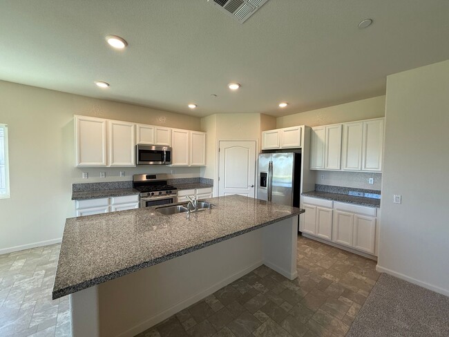 Building Photo - Single story home in with large backyard!