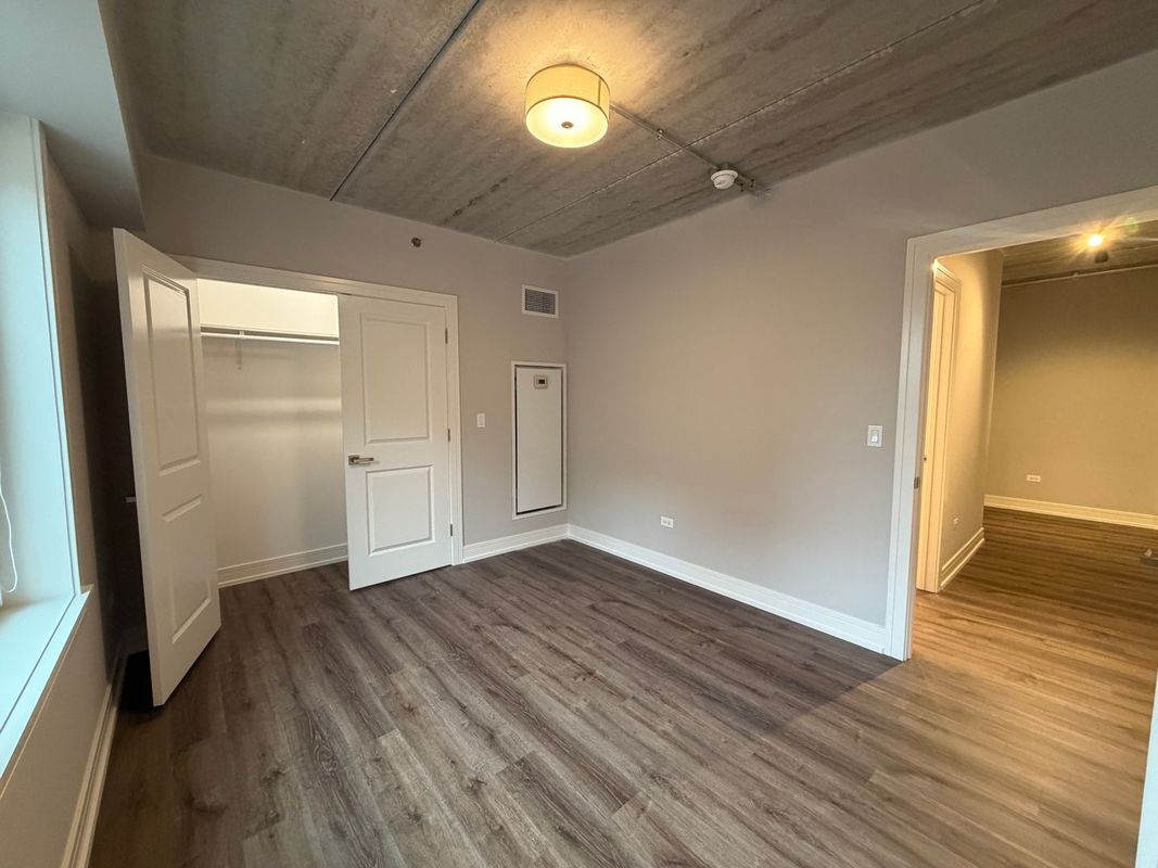 Building Photo - 952 W Carmen Ave