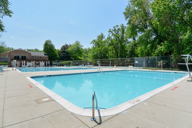 Building Photo - 10619 Weymouth St