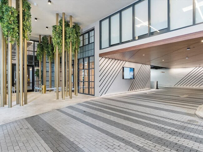 Building Photo - 601 NE 1st Ave