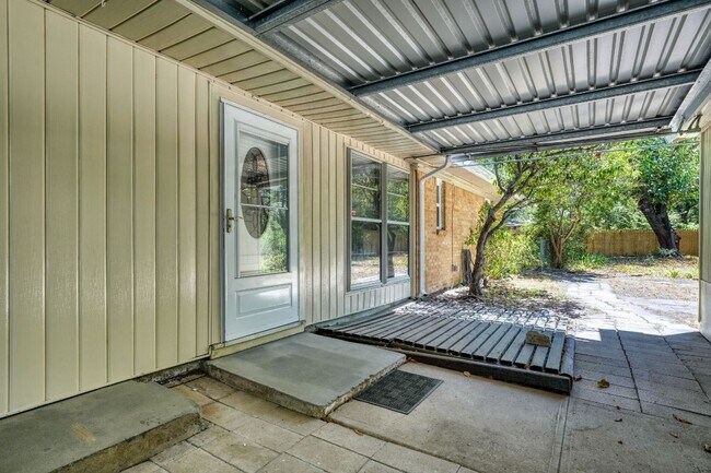 Building Photo - 2442 Oates Dr