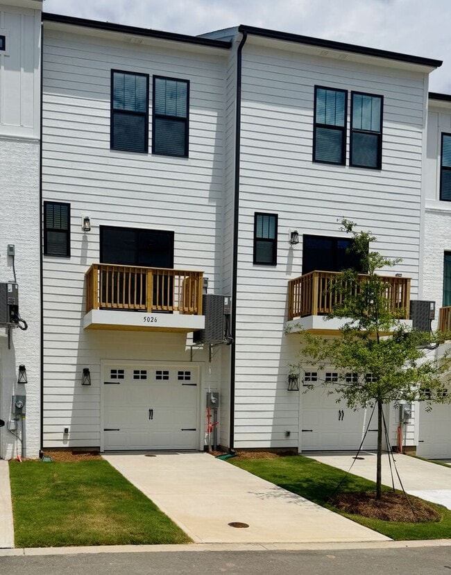 Building Photo - Brand New 3BR/3.5 Bath Townhouse in South ...