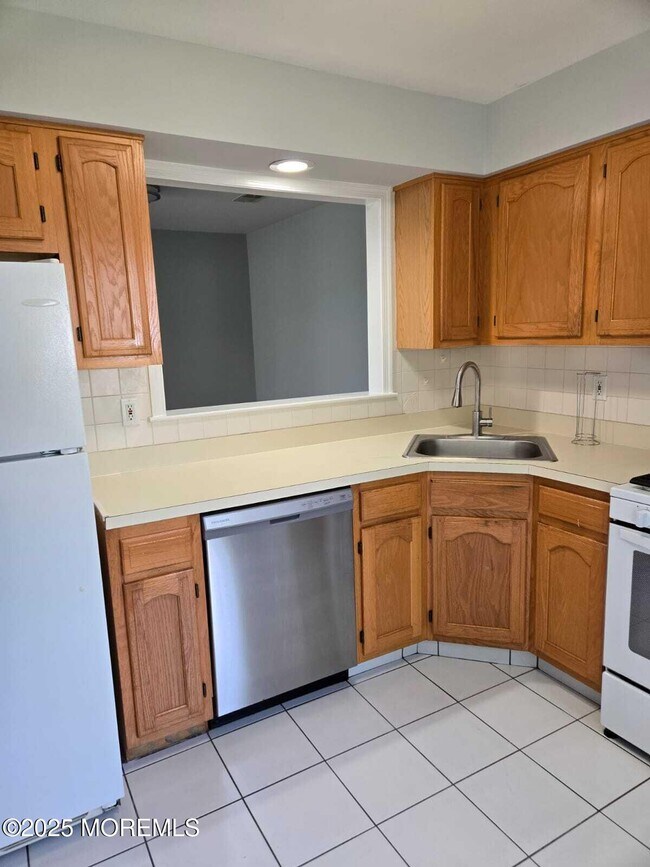 Building Photo - 127 Wellington Ct