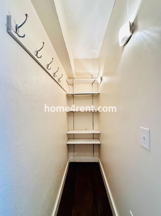 Building Photo - Luxury Condo Living Near the Country Club Plaza!