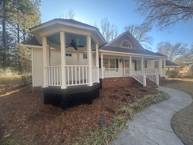 Building Photo - Scottshill Loop 3 Bedroom Home