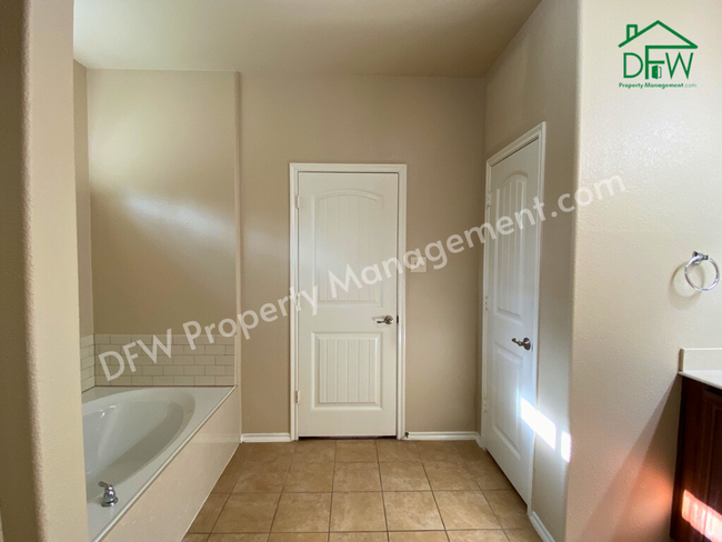 Building Photo - Stunning 4 Bedroom 2 Bathroom 2-Car Garage...