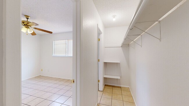 Building Photo - 2208 Cooke Dr