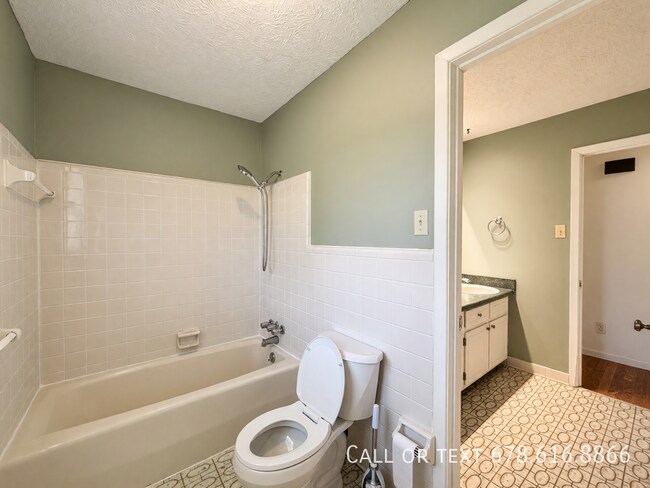 Building Photo - 2666 S Lakeview Dr SW