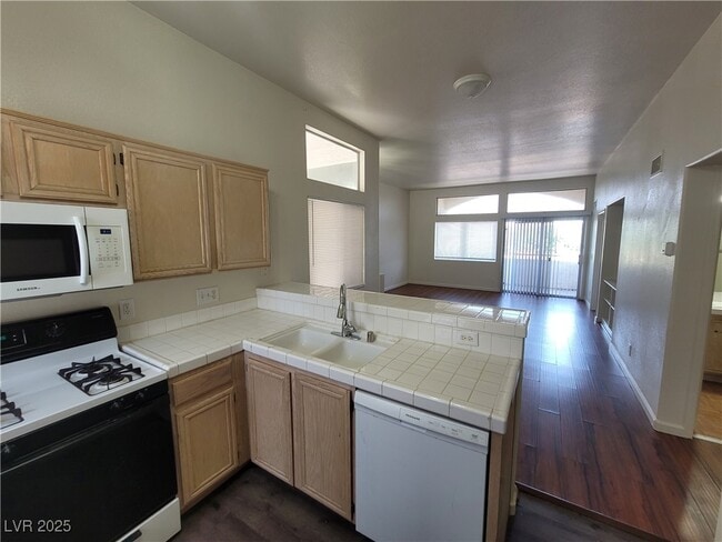 Building Photo - 3125 N Buffalo Dr
