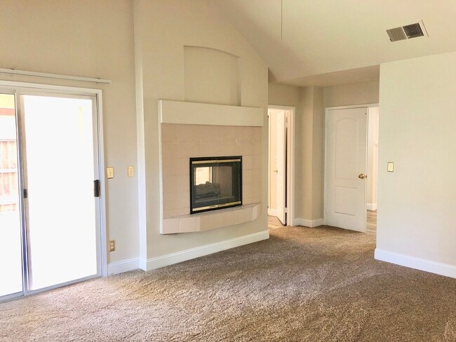 Building Photo - $2,295- Maple & Shepherd 3 Bedroom  - E. J...