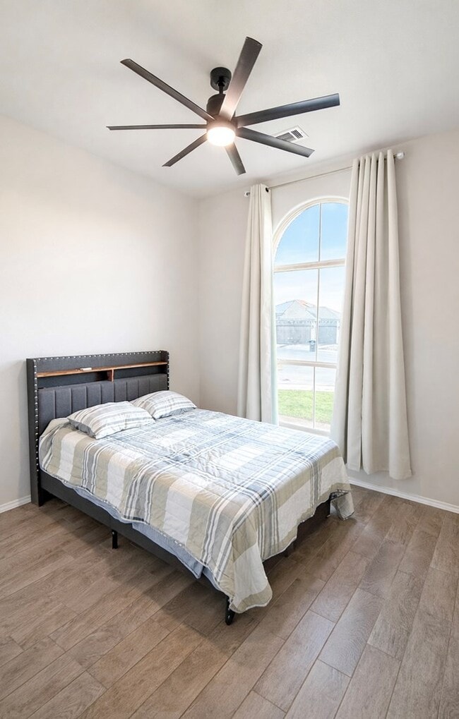 Building Photo - 2027 Ebbets Dr