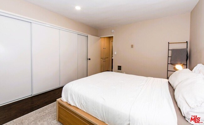 Building Photo - 6001 Canterbury Dr